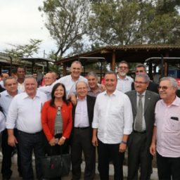 Rui reúne 108 prefeitos baianos e 41 deputados para fortalecer agricultura