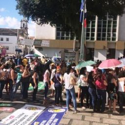 Servidores municipais de saúde e educação protestam em frente a Câmara de Vereadores de Salvador