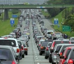 São João: movimento intenso de veículos deixa trânsito lento na BR-324
