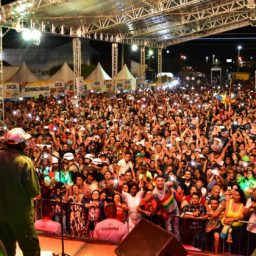 Edson Gomes arrasta multidão em show no São Pedro da Boa Vista