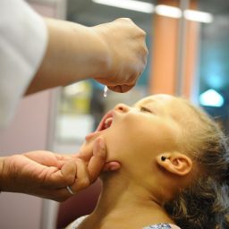 Mais de 300 municípios enfrentam risco de poliomielite, alerta Saúde