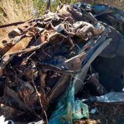 Mulher morre após carro bater em carreta-tanque na BR-242