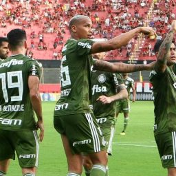 Palmeiras goleia Vitória na estreia de Carpegiani