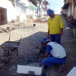 Prefeitura de Gandu intensifica trabalho de recuperação de ruas e esgotos na cidade.