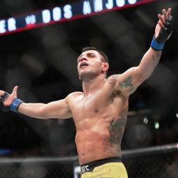 Brasileiro desafia pivô de confusão no UFC para duelo sem limite de tempo