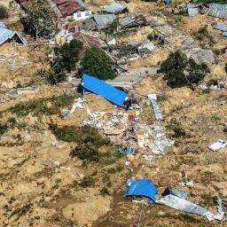 Imagens mostram devastação deixada por tsunami na Indonésia