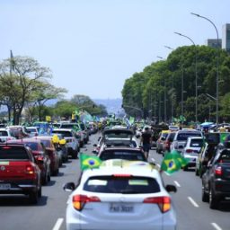 Mais de 10 mil veículos saem em carreata em favor de Bolsonaro em Brasília