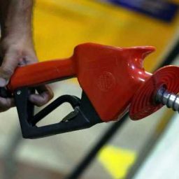 Petrobras anuncia redução de 0,84% no preço da gasolina nas refinarias