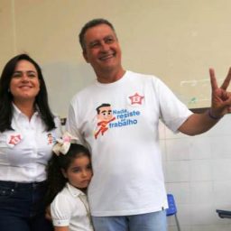 Rui vota em Salvador acompanhado da esposa e das filhas