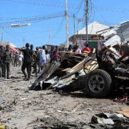 Atentado com carro-bomba na Somália deixa mortos e feridos