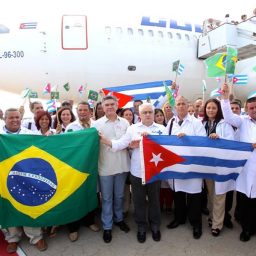 Governo cubano quer retirar todos os médicos do Brasil até o fim do ano