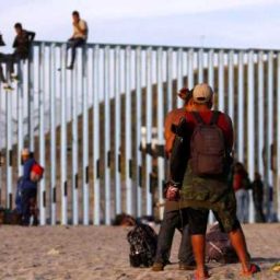 Marcha de imigrantes chega à fronteira do México com os EUA