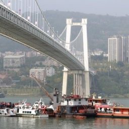 Ônibus cai de ponte após mulher discutir com motorista