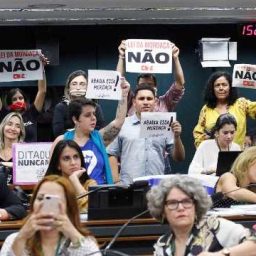 Após discussão, votação do Escola sem Partido em comissão é suspensa