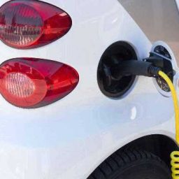 Opinião: Avanço dos carros elétricos pode matar a indústria de petróleo?