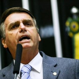 Bolsonaro anuncia decreto para liberar porte de arma