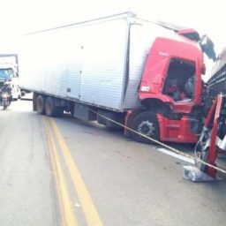 Caminhoneiro morre em colisão frontal com carreta na BR-116