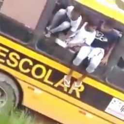 Estudantes pulam de ônibus escolar em movimento na Bahia; veja vídeo