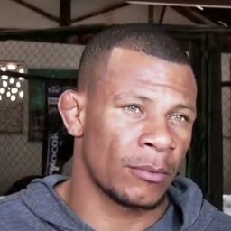 Lutador de UFC, Alex Cowboy, vai apartar briga e é ferido por granada