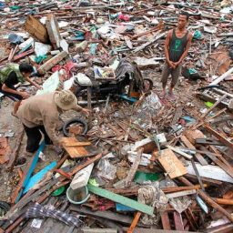 Número de mortos após tsunami na Indonésia sobe para 373