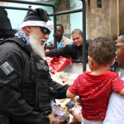 Policiais Civis do COE entregam mais de 500 brinquedos em bairro carente de Salvador