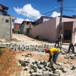 INFRAESTRUTURA – Prefeitura de Gandu inicia calçamento em ruas do Teotônio Calheira