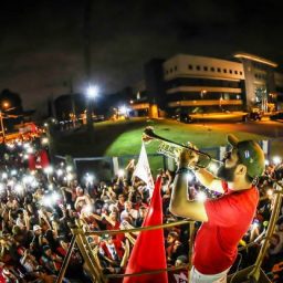 Apoiadores de Lula passam a virada em frente ao prédio da PF