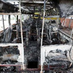 Em nova noite de ataques, homens armados incendeiam ônibus e posto no Ceará