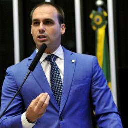 Filho de Bolsonaro orienta professores a não ensinar feminismo