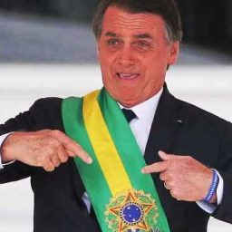Por segurança, Bolsonaro usa colete à prova de balas em cerimônia