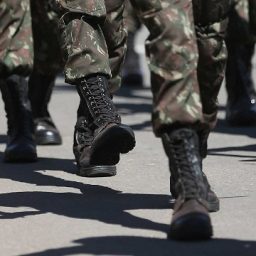 Previdência caminha para incluir militares em novas regras