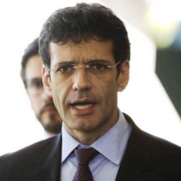 Bolsonaro demite ministro suspeito de corrupção