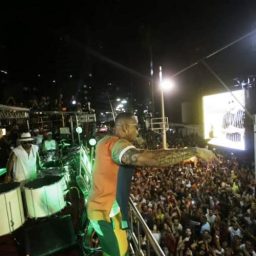 Cantor Léo Santana arrasta multidão na 3ª edição do Pipoco