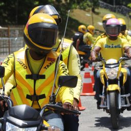 Detran capacita mototaxistas para qualificar atendimento no Carnaval