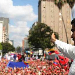 Aqui ninguém se rende’, afirma Maduro após ato em Caracas