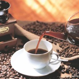 Brasileiro bebe seis vezes mais café do que o resto do mundo