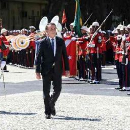 Democracia só existe se as Forças Armadas quiserem, diz Bolsonaro