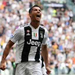Juventus vira e faz história com 8º título seguido na Itália
