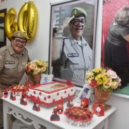 Mulher comemora aniversário de 60 anos homenageando à PM