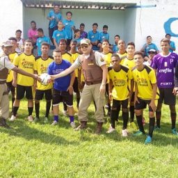 Escolinha de Futebol em Aiquara ganha incentivo de policiais militares.
