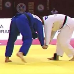 Judoca é eliminado por esquecer celular em quimono durante luta; veja vídeo