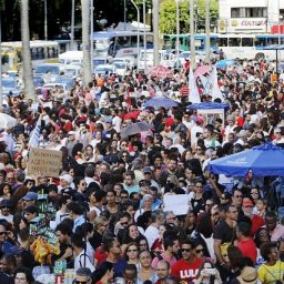 Manifestantes voltam às ruas de Salvador contra bloqueio de verba na educação