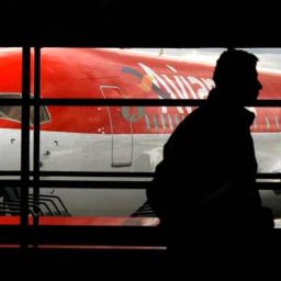 Pilotos e comissários da Avianca anunciam greve para sexta-feira