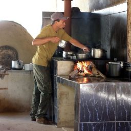 Preço do gás e desemprego elevam uso da lenha para cozinhar no Brasil