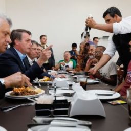 ‘Se tiver arma de fogo, é para usar’, diz Bolsonaro a caminhoneiros