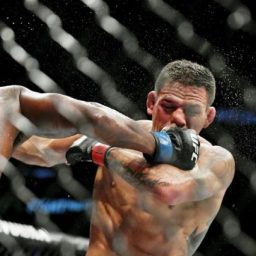 Rafael dos Anjos é dominado no octógono e se distancia do cinturão do UFC
