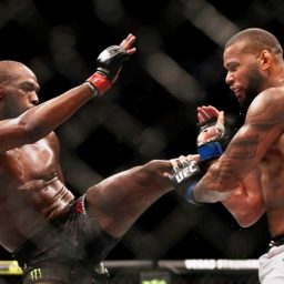 UFC 239: Marreta faz luta dura, mas Jon Jones vence na decisão dividida dos juízes