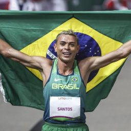 “Tive tudo para virar bandido, matador, traficante”, diz primeiro medalhista do atletismo brasileiro