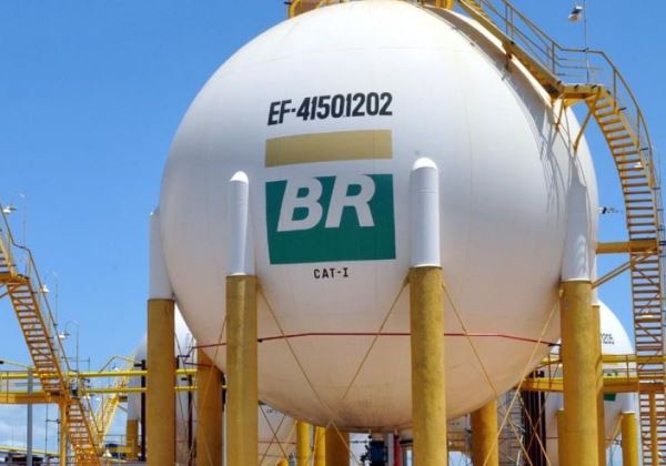 A Petrobras vai reduzir o preço médio da gasolina nas refinarias em 12% e do diesel em 7,5%.