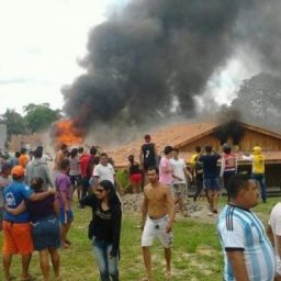 Dia de fúria: população queima casa de prefeito e depreda Câmara Municipal